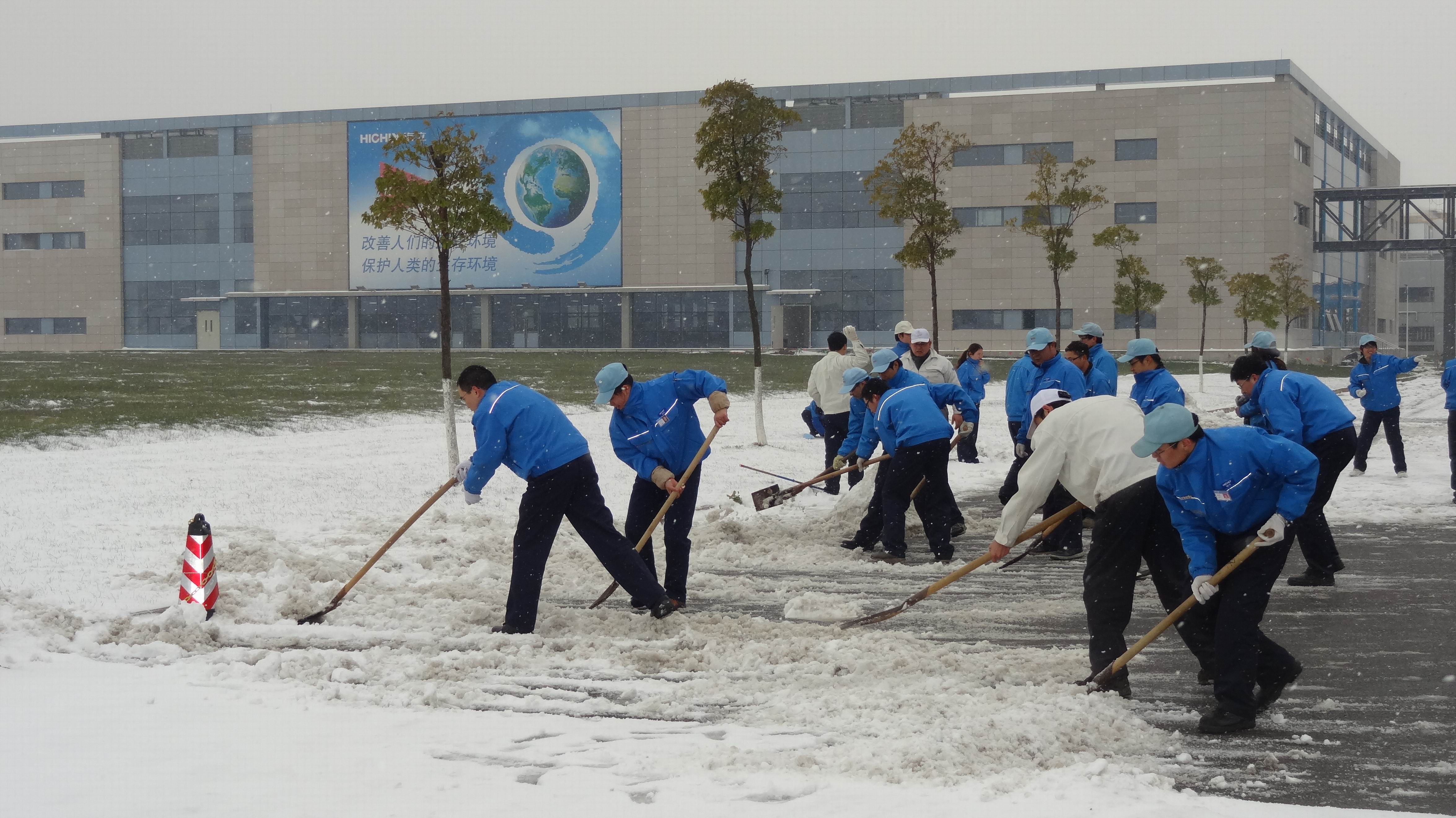 南昌海立党、团员带头开展扫雪活动